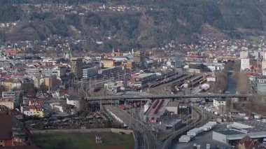 Avusturya, Innsbruck 'un süpürge panosu, renkli binalar, kubbeli kiliseler ve yeşil ve karlı Alp dağları sergileniyor..