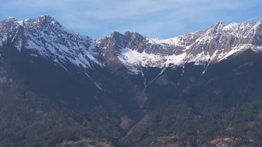 Nordkette dağlarını, karlı zirveleri, yeşil ormanları ve yerleşim alanlarını gözler önüne seren Avusturya 'nın yavaş ve geniş bir havası..