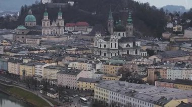Avusturya, Salzburg 'un hava manzarası, Hohensalzburg Kalesi, barok mimarisi, yuvarlanan tepeler ve yavaş hareket eden bulutlu bir gökyüzü..