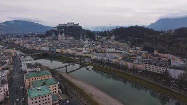 Salzburg, Avusturya 'nın havadan görünüşü, Salzach Nehri, Hohensalzburg Kalesi, barok mimarisi ve şehir manzarası üzerindeki hareketlilik.