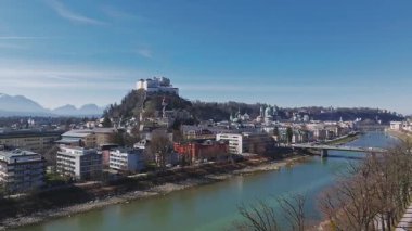 Salzburg, Avusturya 'nın hava manzarası, Salzach Nehri, Hohensalzburg Kalesi, Salzburg Katedrali, köprüler ve ağaç çizgili yolları gösteriyor..