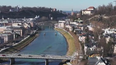 Salzburg, Avusturya 'nın hava manzarası, Salzburg Katedrali, köprüsü akan bir nehir, tepeler ve kar kaplı dağlardan oluşan bir zemin..