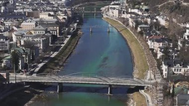 Salzburg, Avusturya 'nın havadan görünüşü, Salzach Nehri, Hohensalzburg Kalesi, tarihi mimari, köprüler ve çevreleyen tepeler.