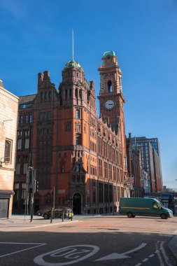 Müdür Manchester 'ın kırmızı tuğlalı mimarisi ve saat kulesi mavi gökyüzüne karşı duruyor..
