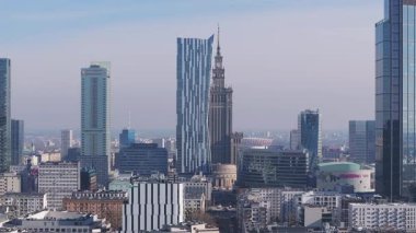 Varşova, Polonya 'nın havadan görünüşü, Kültür ve Bilim Sarayı, Zlota 44 ve Varşova Spire. Kamera modern ufuk çizgisinde dönüyor..