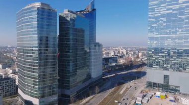 Varso Kulesi 'nin, yüksek binaların, hareket halindeki vinçlerin ve modern şehir manzarasının geniş kapsamlı görüntülerinin yer aldığı Varşova, Polonya' nın hava manzarası..