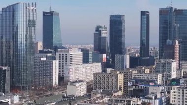 Polonya 'nın Varşova kentinin havadan görünüşü, Kültür ve Bilim Sarayı, Zlota 44, ve modern yükseliş berrak gökyüzü altında kademeli olarak hareket ediyor..