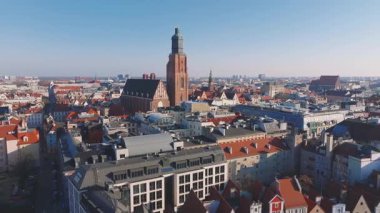 Wroclaw, Polonya 'nın havadan görünüşü, kırmızı çatılı binalar, köprüleri olan Oder Nehri ve Vaftizci Yahya' nın Gotik tarzı katedrali.