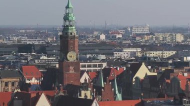 Polonya 'nın Wroclaw şehrinin yavaş, süpürgeli bir havası Gotik belediye binasını, kırmızı çatılı binaları ve tarihi ve modern mimarinin bir karışımını vurguluyor..