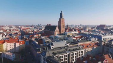 Wroclaw, Polonya 'nın havadan görünüşü, St. Elizabeth Kilisesi, kırmızı çatılı binalar, modern yapılar, ve geniş şehir manzarası.