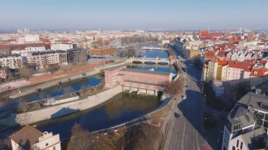 Wroclaw, Polonya üzerinde hava temizliği, tarihi eski kasaba, kırmızı çatılı binalar, kuleler, kanallar, bir köprü ve şehir altyapısını gözler önüne seriyor.