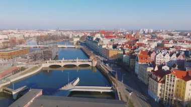 Wroclaw, Polonya üzerinde pürüzsüz bir insansız hava aracı uçuşu, eski kasabayı gösteriyor, kırmızı kiremitli çatılar, Oder Nehri, köprüler, Wroclaw Katedrali ve St. Mary Magdalene Kilisesi.