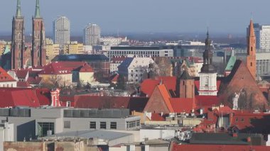 Wroclaw, Polonya 'nın havadan görünüşü, Wroclaw Katedrali kuleleri, kırmızı çatılar, tarihi mimari ve modern şehir unsurları pürüzsüz hareket halindedir..