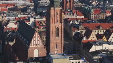 Polonya 'nın Wroclaw kentinin havadan görünüşü, St. Elizabeth Kilisesi, kırmızı çatılı binalar, Gotik mimari ve gün ışığında renkli konutlar.