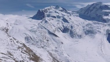 Zermatt kayak merkezinin hava manzarası, Matterhorn, Gornergrat gözlemevi, karla kaplı dağlar, bir buzullar ve açık mavi gökyüzü..