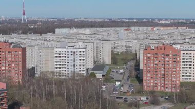 Riga, Ziepniekkalns bölgesinin havadan görünüşü Güney Köprüsü 'nün, konut binalarının, hareket halindeki araçların, aktif makinelerin yapımını gösteriyor..