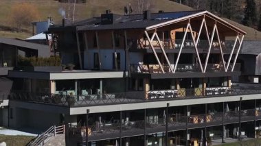 Güney Tyrol, İtalya 'da modern bir otel, camdan pencereler, ahşap aksanlar ve dingin Dolomite dağlarına bakan sonsuz bir havuz..