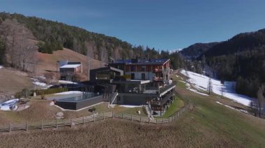 İtalya, South Tyrol 'da lüks bir otel, gösterişli tasarımı, sonsuz havuzu ve Dolomitlerin panoramik manzarası ve kar kaplı kayak yamaçları var..