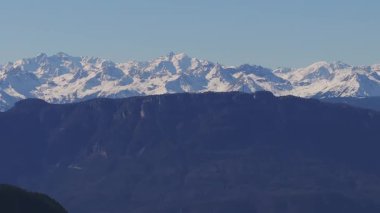 Güney Tyrol, İtalya 'da Dolomite dağlarını yansıtan sonsuz havuzlu sakin bir otel. İnce hareket su dalgalanmalarını ve hafif bir esintiyi içerir..