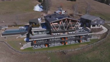 Güney Tyrol, İtalya 'da modern otel, camdan pencereler, dalgalı suyla dolu sonsuz bir havuz, ve Dolomitler ve kayak merkezleri manzarası.