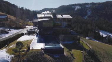 Güney Tyrol, İtalya 'da modern bir otelin havuzu, Dolomite dağ manzarası, kar tozlu zirveleri ve yemyeşil çayırları var..