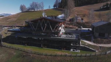 Güney Tyrol, İtalya 'da modern bir otelin havadan görünüşü, sonsuz bir havuz, teraslar ve dingin bir dağda Dolomite dağları var..