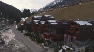 Dolomitler 'de, dağlık bir otelin havası. Etrafı karla kaplı tepeler, bir köy, dolambaçlı yollar ve dağınık ağaçlarla çevrili..