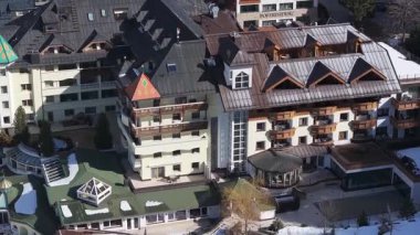 Avusturya 'nın Ischgl kentinin hava temizliği, Alp mimarisinin sergilenmesi, Postresidenz gibi lüks oteller ve kış veya ilkbahar aylarında kar tarlaları.