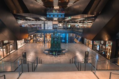 Londra 'daki Battersea Power Station' ın içinde endüstriyel mimari, perakende mağazaları, yeşil bir kurulum ve modern bir izleme alanı bulunmaktadır..