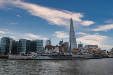 HMS Belfast 'ın Thames nehrine demirlediği modern binaların üzerinde yükselen Çömlek Manzarası Londra' nın tarihi ve mimarisinin karışımını gözler önüne seriyor..