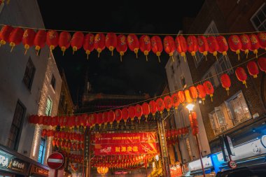 Gece Londra 'nın Çin Mahallesi' nin canlı bir görüntüsü kırmızı fenerler, süslü bir kemer yolu ve Çin Yeni Yılı 'nı kutlamak için Kung Hei Fat Choy yazan bir pankart..