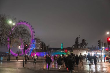 Londra 'nın Mor Gözü, Boudica heykeli, yaya geçidi, ışıkları yansıtan ıslak kaldırım, ve geceleri Londra' da aydınlık binalar..
