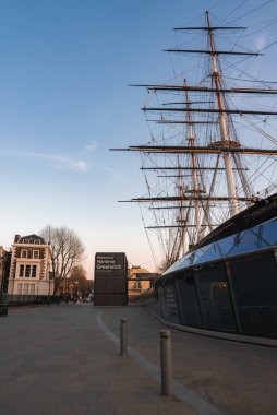 Cutty Sark 'ın direkleri ve teçhizatı Greenwich, Londra' daki modern cam bir üssün üzerinde duruyor..