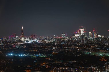 Londra 'da geceleri gökdelenler, kule köprüsü, modern gökdelenler, eski mimari, yerleşim alanları ve yeşillik ile aydınlanıyor..