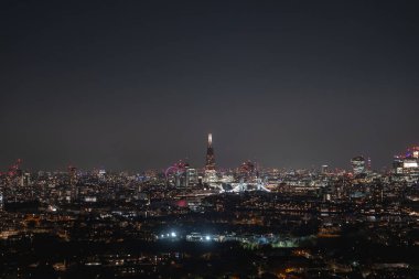 Geceleri Thames Nehri 'ni kaplayan Tower Bridge ile gökdelenleri aydınlatıyordu. Londra 'nın gözü açık bir gökyüzünün altında görülebilir..