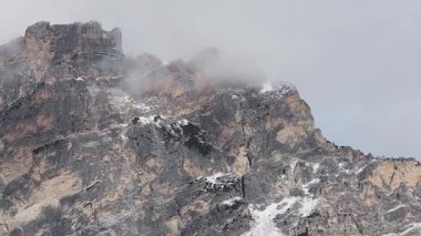 Cortina yakınlarındaki engebeli Dolomite dağlarının havadan görünüşü kayalık uçurumlar, sürüklenen bulutlar ve yavaş yavaş etkileyici dokuları gözler önüne seriyor..