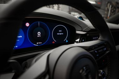 Porsche Macan 'ın 0 km veya h, 152 km yakıt aralığını gösteren dijital gösterge panelini ve siyah deri iç döşeme detaylarını gösteren yan ışık göstergesini kapat..