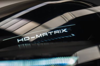 2025 Porsche 911 GT3922 far, HD MATRIX marka, keskin çizgiler ve gelecekteki mavi ışık elementi sergilenmektedir..