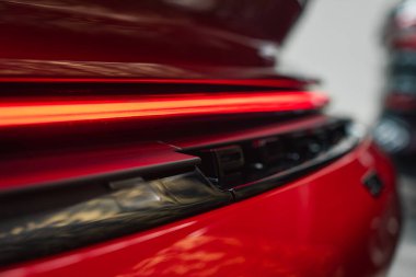 Kırmızı bir 2025 Porsche 911 GT3922 'nin arka görüntüsü, ışıklı bir LED arka lambası, parlak bir boya ve detaylı arka ızgara içeriyor..
