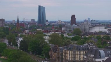 Frankfurt, Almanya 'nın havadan görünüşü, Main River' ın, Eiserner Steg 'in, tarihi ve modern mimarinin, nehir kenarındaki yeşilliğin ve kenetlenmiş teknelerin sergilenmesi..