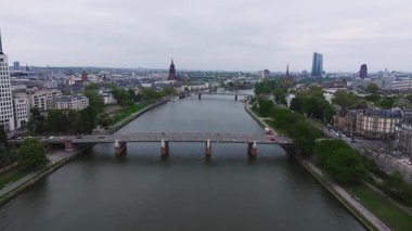 Frankfurt, Almanya 'nın ana nehir, Eiserner Steg, Alte Brucke, Frankfurt Katedrali, ECB kulesi ve bulutlu gökyüzü altındaki kentsel ufuk çizgisini gösteren hava manzarası..