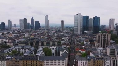 Frankfurt, Almanya 'nın hava manzarası, modern gökdelenleri, tarihi mimariyi, ana nehri ve Frankfurt Hauptbahnhof' u sergiliyor..