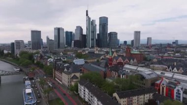 Frankfurt, Almanya 'nın havadan görünüşü, Ana Nehir, Eiserner Steg, modern gökyüzü, hareket eden tekneler, araçlar ve yemyeşil bulutlu gökyüzü altında.