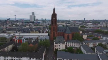 Frankfurt, Almanya 'nın havadan görünüşü, Commerzbank Kulesi gibi modern gökdelenlerin ve Frankfurt Katedrali gibi tarihi mekanların kamera görüntülerini sergiliyor.