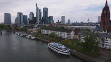 Frankfurt, Almanya 'da hava temizliği, Frankfurt Katedrali, modern gökdelenler, Ana Nehir ve hareket halindeki araçlar.
