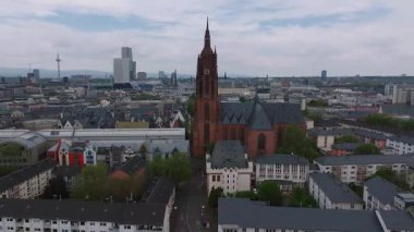 Frankfurt, Almanya 'nın hava manzarası, Commerzbank Kulesi gibi modern gökdelenleri ve Frankfurt Katedrali gibi pürüzsüz hareketli tarihi yerleri sergiliyor..