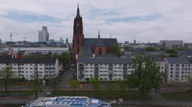 Frankfurt, Almanya 'nın hava sahasında Gotik Frankfurt Katedrali, ağaç sıralı sokaklar, modern gökdelenler ve kentsel kalkınma yer alıyor..