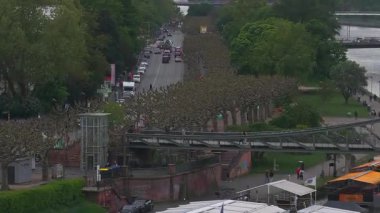 Frankfurt, Almanya 'nın hava manzarası Westhafen Kulesi' ni, Main River 'ı, hareket eden trafiği, ağaç sıralı caddeleri ve modern endüstriyel yapıları gösteriyor..
