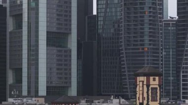 Frankfurt, Almanya 'nın hava manzarasında Commerzbank Kulesi ve modern gökdelenler yer alıyor. Kamera, mimari detaylar sunuyor..