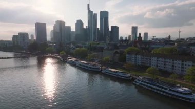 Frankfurt, Almanya 'nın hava manzarası, Main River, Eiserner Steg köprüsü, modern gökdelenler, tarihi binalar ve nehir kenarı aktiviteleri sergileniyor..